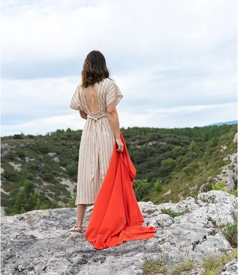 Made of mérinos d’Arles Antique® wool, the finest wool of Europe made exclusively for Brun de Vian-Tiran, the Camargue shawl is soft and light