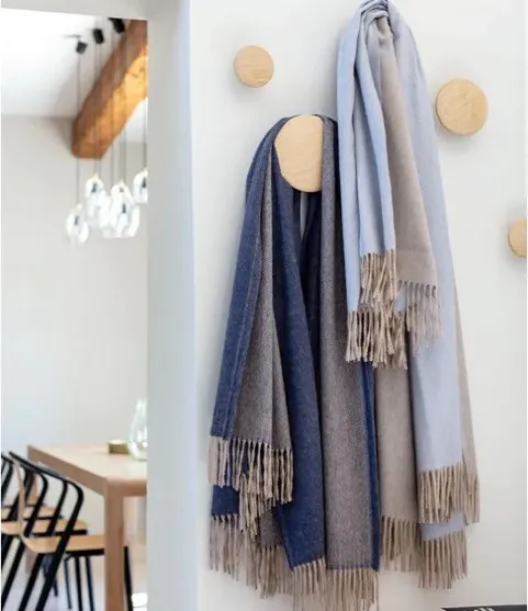 superfine cashmere. Origins of the fibre: China – Mongolia Weight: 150 g/m² Size: 100 x 200 cm Colours: 22 colours Trade dress: luxury box and tissue paper Entirely made in France 